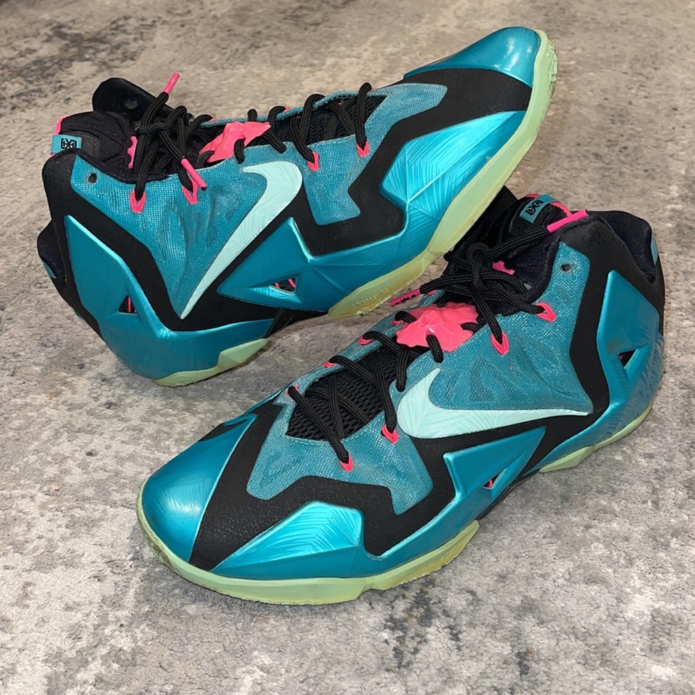 Nike | LeBron James 11 South Beach - Picture 5 of 9
